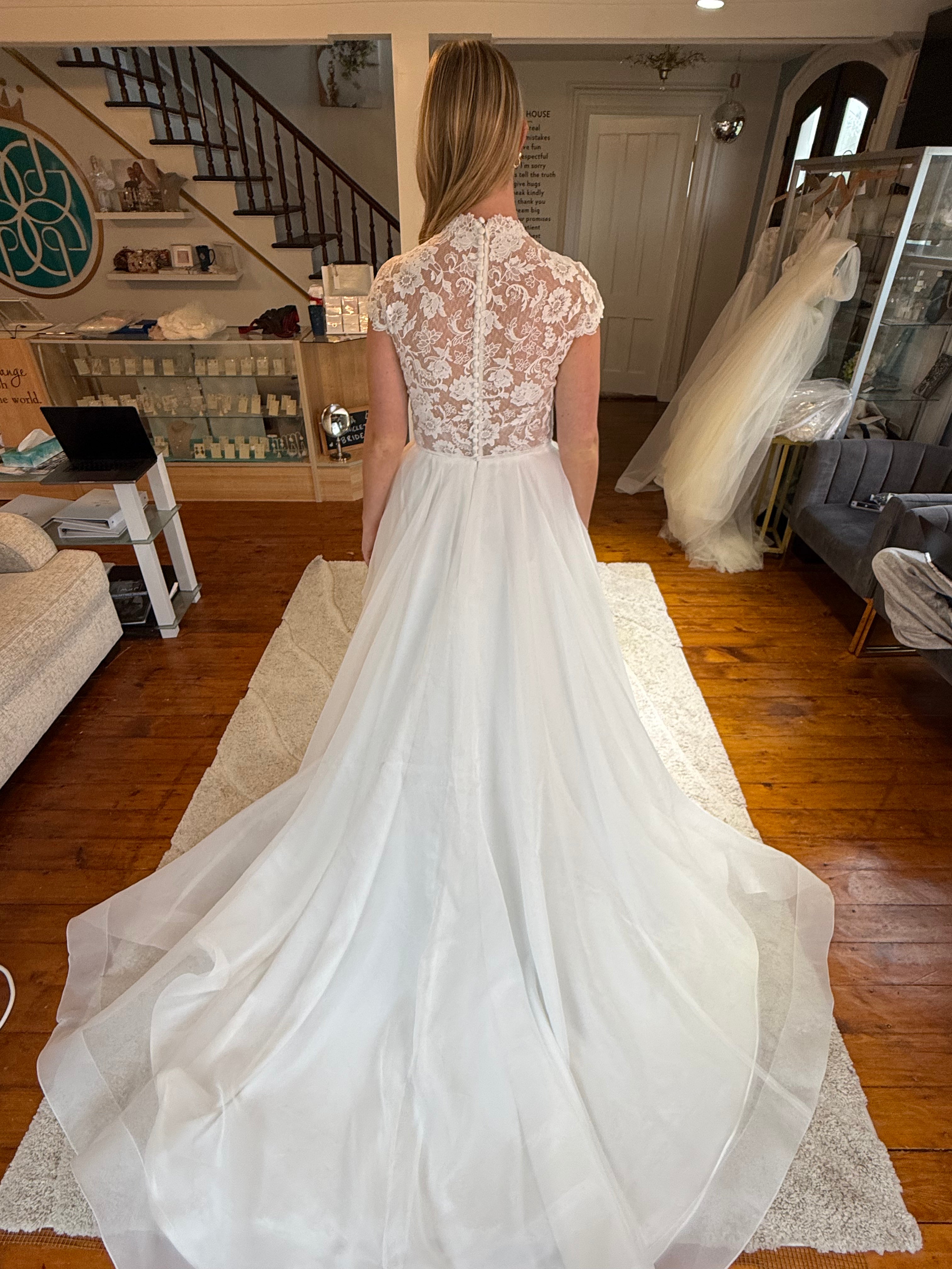 Paloma Blanca 4978 Wedding Dress Sample Paloma Blanca 4978 Wedding Dress Sample