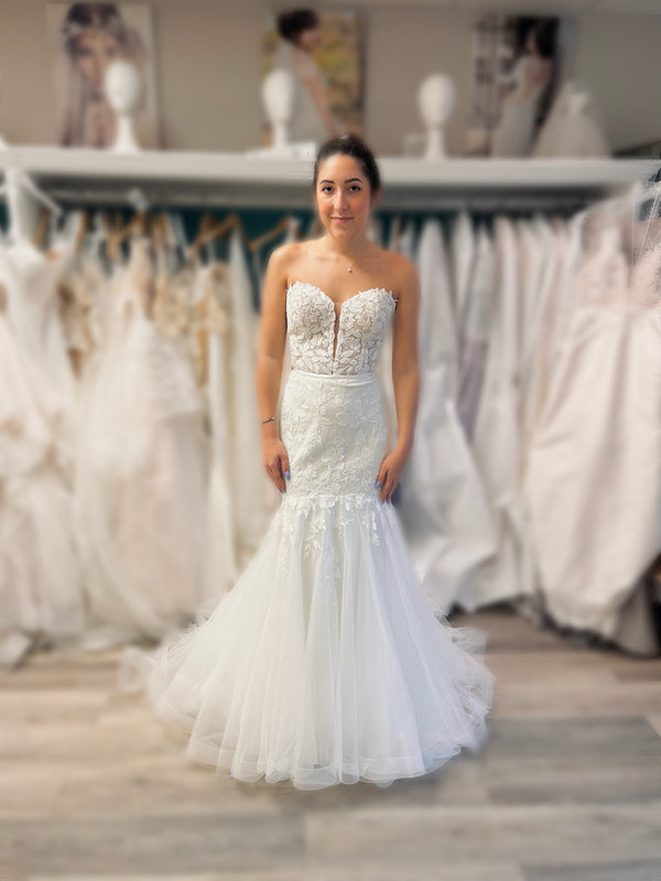 Paloma Blanca 4925 Wedding Dress Sample
