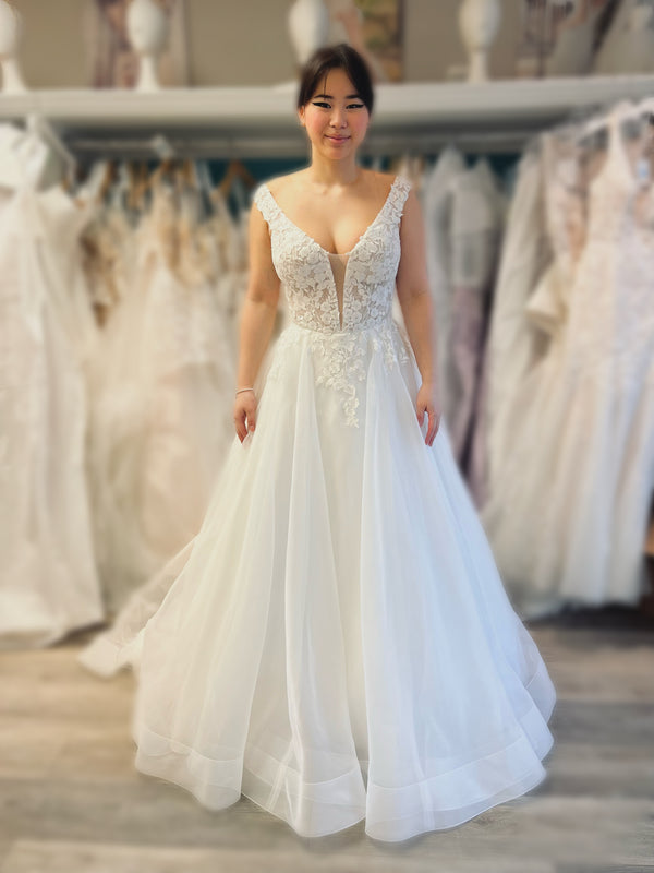 Paloma Blanca 4981 Wedding Dress Sample