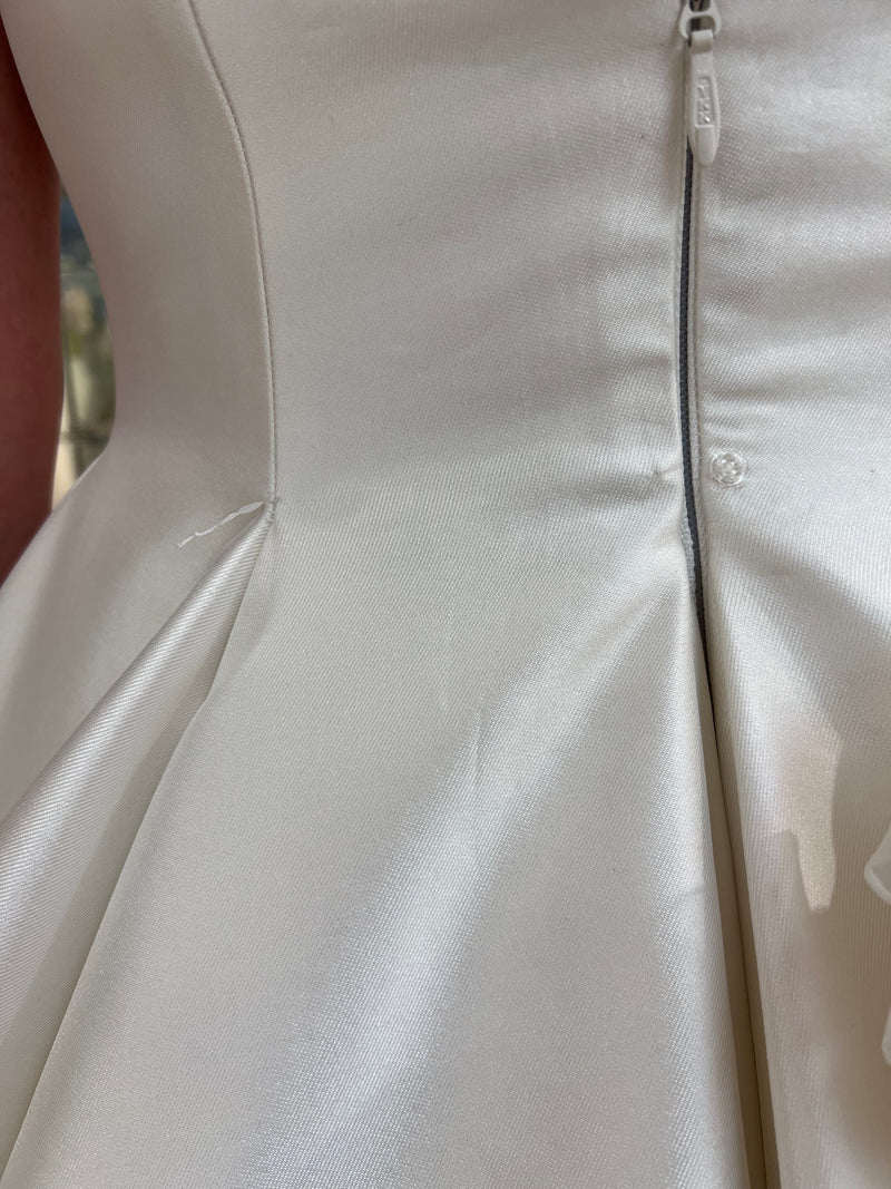 Paloma Blanca 4952 Wedding Dress Sample