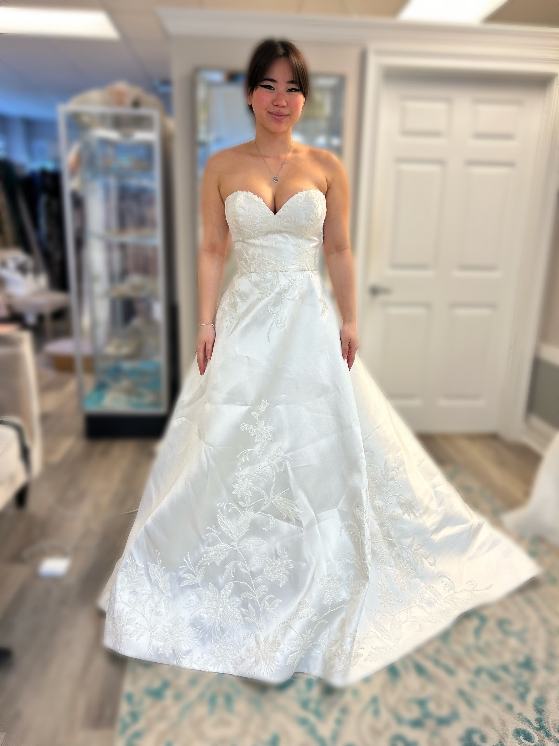 Atelier Pronovias 'HELA' Wedding Dress Sample