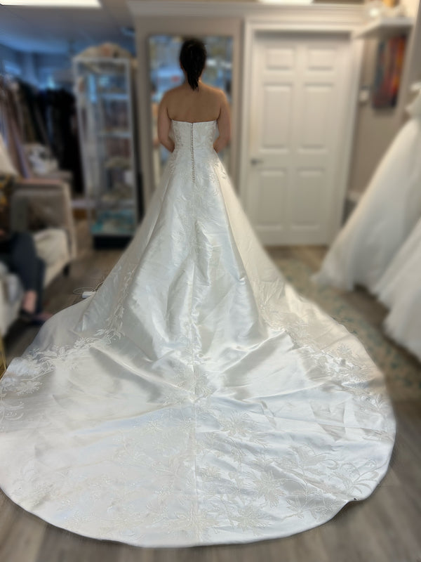 Atelier Pronovias 'HELA' Wedding Dress Sample