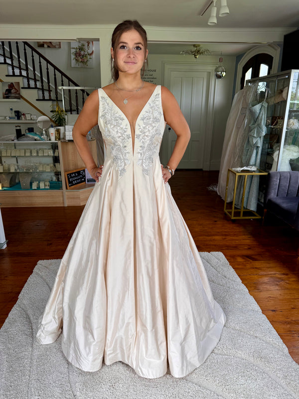 Paloma Blanca 4825 Wedding Dress Sample